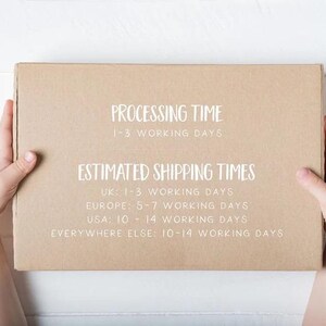 Puede incluir: Una caja de cart&oacute;n marr&oacute;n con texto blanco que dice "PROCESSING TIME 1-3 WORKING DAYS ESTIMATED SHIPPING TIMES UK: 1-3 WORKING DAYS EUROPE: 5-7 WORKING DAYS USA: 10-14 WORKING DAYS EVERYWHERE ELSE: 10-14 WORKING DAYS"