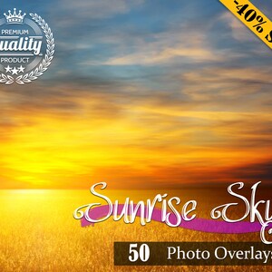 Op de afbeelding: Een digitale download van 50 zonsopgang-hemelfoto-overlays. De afbeelding toont een levendige oranje en gele zonsondergang boven een veld met gouden tarwe. De tekst "Sunrise Sky" is geschreven in roze cursief met een roze lint eronder. De tekst "50 Photo Overlays" is in zwart onder het lint geschreven.