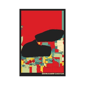 Può includere: Una stampa di mappa colorata con un bordo nero. La mappa presenta una grande area rossa nella parte superiore, con forme nere e varie sezioni colorate sottostanti. Il testo "MISKWAAGAMIIWI-ZAAGA'IGAN" è in basso.