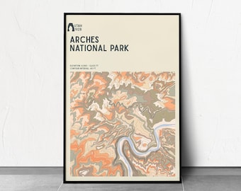 Puede incluir: Impresión artística enmarcada del Parque Nacional Arches, Utah. La impresión presenta un mapa topográfico en tonos naranja, marrón y gris, con el nombre del parque y los detalles de la elevación en la parte superior. La obra está enmarcada en un marco negro.