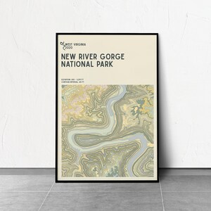 Puede incluir: Un póster enmarcado con un mapa topográfico del Parque Nacional New River Gorge en Virginia Occidental. El mapa utiliza una paleta de verdes, amarillos y azules. El póster incluye el nombre del parque y detalles de elevación.