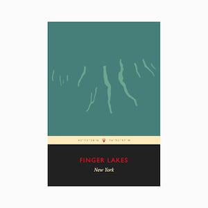 Può includere: Una stampa artistica minimalista con un'illustrazione color turchese dei Finger Lakes a New York. La stampa include il testo "FINGER LAKES New York" in rosso e bianco, insieme alle coordinate.