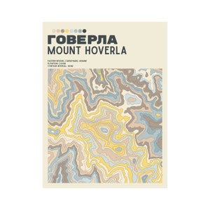 Könnte beinhalten: Ein Poster mit einer topografischen Karte des Hoverla-Berges in der Ukraine. Die Karte verwendet Gelb-, Blau- und Brauntöne, um die Konturen des Berges darzustellen. Der Name des Berges ist in kyrillischer und englischer Schrift angegeben, zusammen mit seiner Höhe.