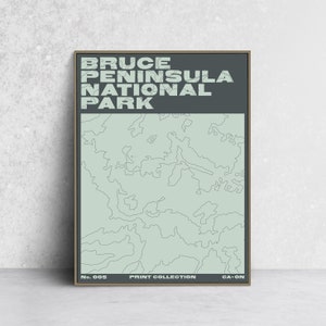 Könnte beinhalten: Gerahmter Druck mit dem Text "BRUCE PENINSULA NATIONAL PARK" in fetter Schrift über einer kartenartigen Illustration. Der Druck verwendet eine gedämpfte Farbpalette aus Teal und Grau, mit dem Text "No. 005 PRINT COLLECTION CA-ON" unten.