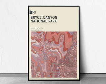 Puede incluir: Impresión artística enmarcada con un mapa topográfico del Parque Nacional Bryce Canyon, Utah. La impresión tiene un fondo crema con el nombre del parque y detalles de elevación. El mapa utiliza tonos de rojo, rosa y morado.