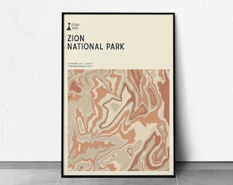 Puede incluir: Un póster enmarcado con un mapa topográfico del Parque Nacional de Zion. El póster tiene un fondo crema con las palabras "ZION NATIONAL PARK" en gris oscuro. El mapa utiliza tonos de marrón y beige. La elevación es de 41,7-810,8 m.