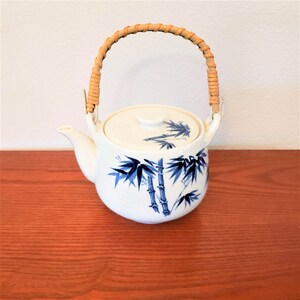 Toyo Azul y Blanco Pintado a mano olla de té de porcelana decorada con imágenes de bambú y mango de ratán de bambú hecho en Japón