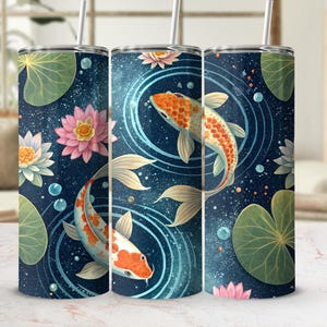 Puede incluir: Un vaso cilíndrico con un diseño vibrante que presenta peces koi, nenúfares y burbujas sobre un fondo azul oscuro. Los peces son naranjas y blancos, y las flores son rosas y blancas. El vaso tiene una pajita plateada.