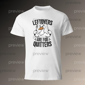Könnte beinhalten: Weißes T-Shirt mit einer Cartoon-Gans, die eine Gabel und ein Messer hält. Der Text auf dem Shirt lautet "Leftovers are for Quitters" in Schwarz. Die Gans hat einen wütenden Gesichtsausdruck und vermittelt eine humorvolle Botschaft.