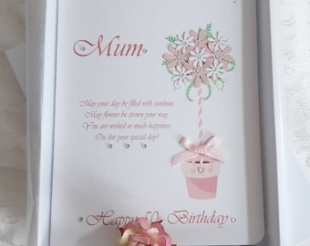 Może przedstawiać: Biała kartka z różowymi napisami i różowym wzorem kwiatów. Kartka zawiera napis "Sent With Love To A Wonderful Mum. May your day be filled with sunshine, May flowers be strewn your way, You are wished so much happiness, On this your special day! Happy Birthday."
