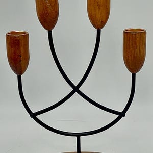 Deense moderne teak kandelaar - kandelaar met 4 fittingen - houten basis + fittingen met metalen frame - taps toelopende kandelaar - ontwerp uit het midden van de eeuw |