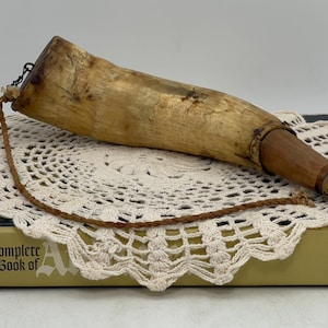 Antique 19th century bovine powder horn | Antique  memorabilia | Antique bovine Horn | Animal Primitive Farmhouse Tools