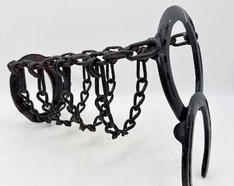 Suporte para vinhos vintage artesanal em metal preto, com ferradura e corrente, em formato de cilindro | Porta-garrafas - presente para amantes de cavalos