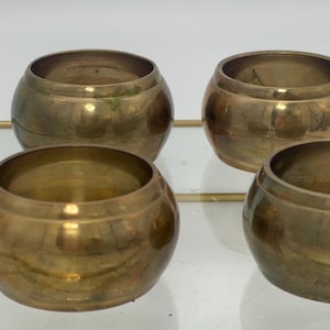 Juego de cuatro servilleteros de latón vintage para decoración de mesa redonda