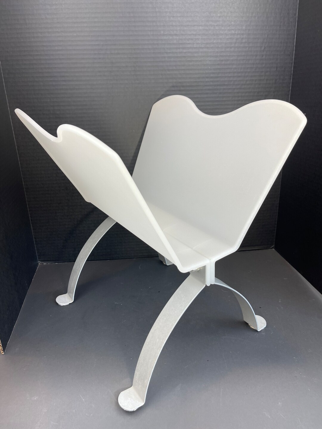 Vintage IKEA Magazine Holder per Ivar Ledang 90s Circa White Plastic and Metal Feet Magazine