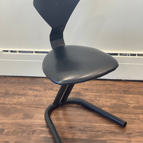 Black vintage metal and vinyl swivel chair || Vintage office chair | Vintage tubular swivel dining chair | Postmodern vintage accent chair |