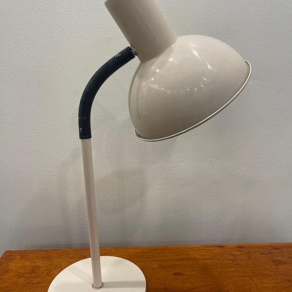 Vintage gooseneck table lamp by LYSKAER | Metal base and saucer with plastic neck accent lamp | Vintage desk lamp | articulate table lamp ||