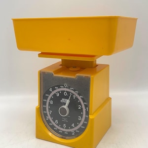 Vintage Yellow Kitchen Scale || Mid-Century modern kitchen tools | yellow scale || food scale || kitchen balance | space age kitchen scale