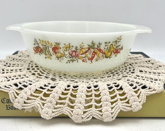 Vintage Fire-King Auflaufform, ""Ernte Gemüse"" Muster, Milchglas."