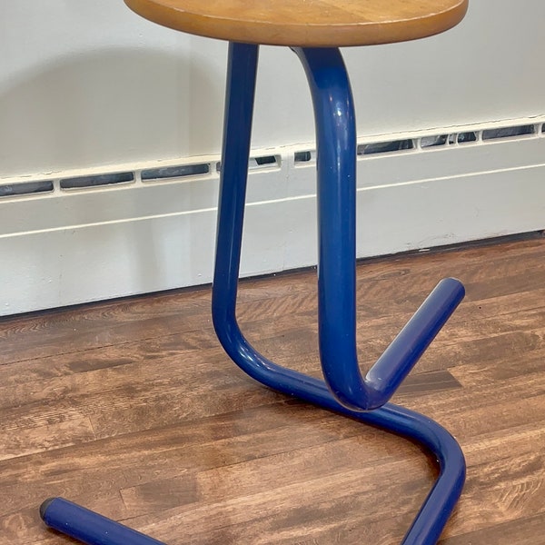 Vintage PAPERCLIP round wood seat and dark blue steel metal base counter stool | Vintage Paperclip stool postmodern | +/- 24.75 ’’ height