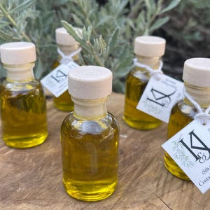 Mini recuerdos de boda con aceite de oliva – Botellas de 30 ml – Aceite de oliva virgen extra – Etiquetas personalizadas – Ideal para bautizos y despedidas de soltera – Infusión de hierbas