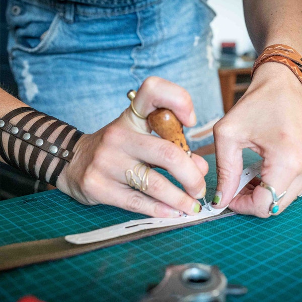 Bracelet "Cara" en cuir teint à la main