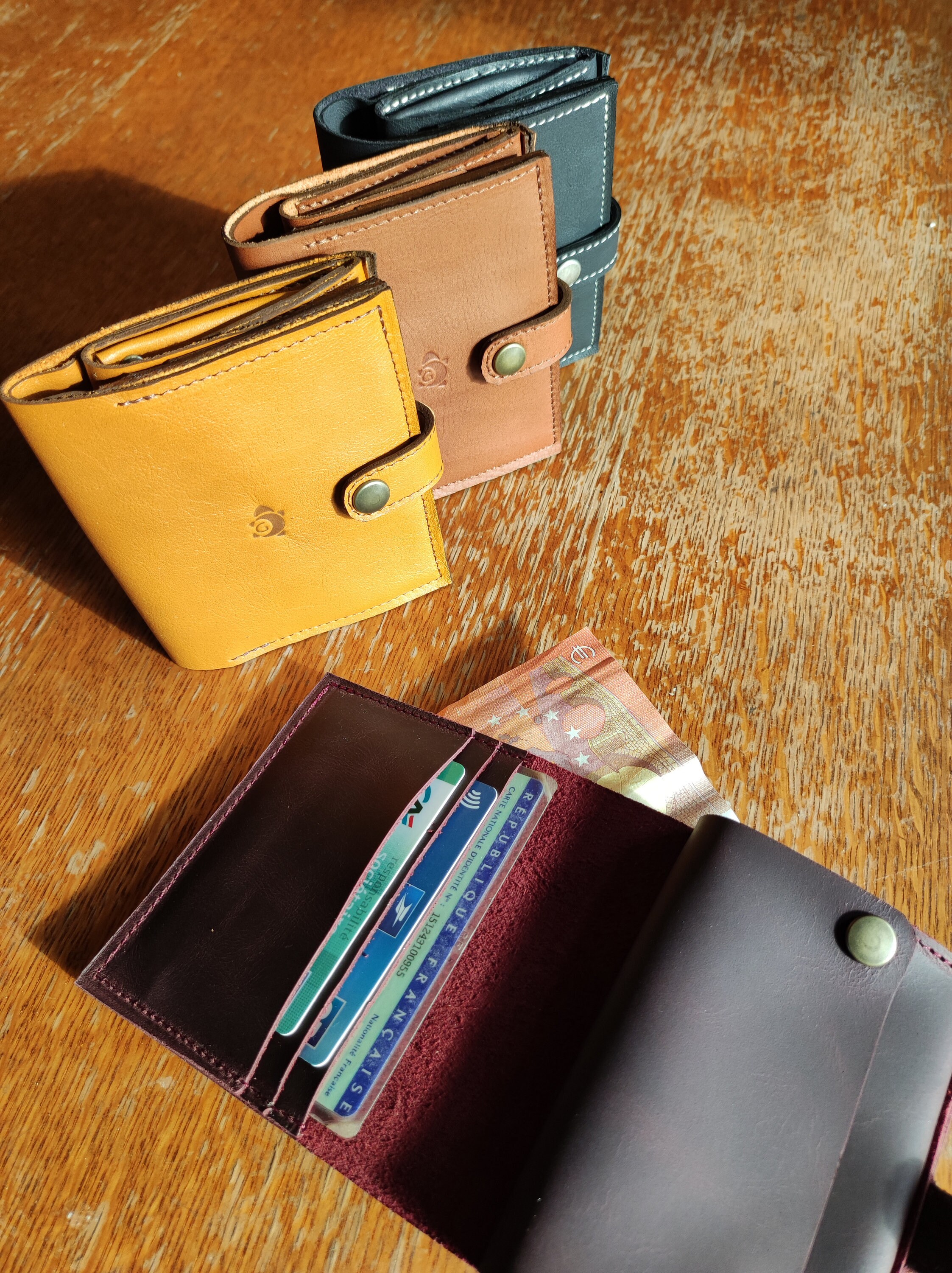 Porte feuille en cuir® élégant et tendance main image 0