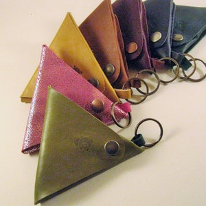 Cartera triangular de cuero
