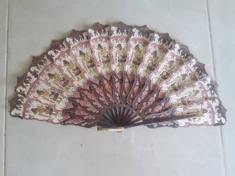 the principal wayang kulit character Ten panels Hand fan made from leather Traditional de la Isla de java en indonesia Abanico de piel