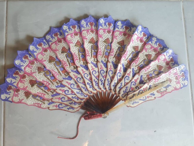 the principal wayang kulit character Ten panels Hand fan made from leather Traditional de la Isla de java en indonesia Abanico de piel
