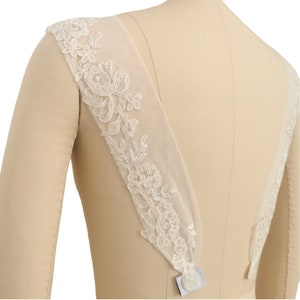 Puede incluir: Borde de encaje blanco con dise&ntilde;o floral, perfecto para a&ntilde;adir un toque de elegancia a un vestido de novia u otra prenda para una ocasi&oacute;n especial.