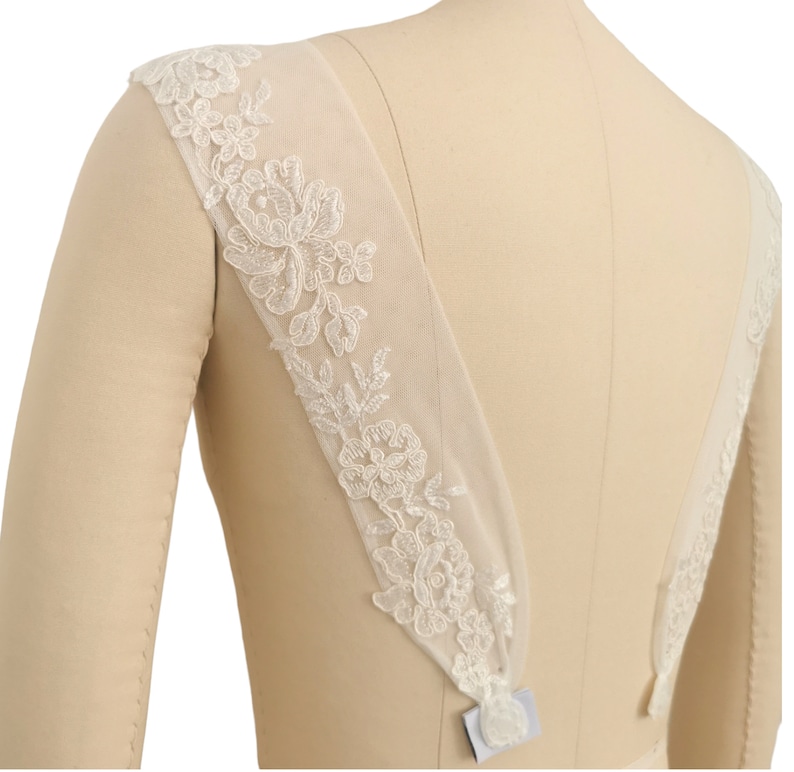Puede incluir: Borde de encaje blanco con dise&ntilde;o floral, perfecto para a&ntilde;adir un toque de elegancia a un vestido de novia u otra prenda para una ocasi&oacute;n especial.