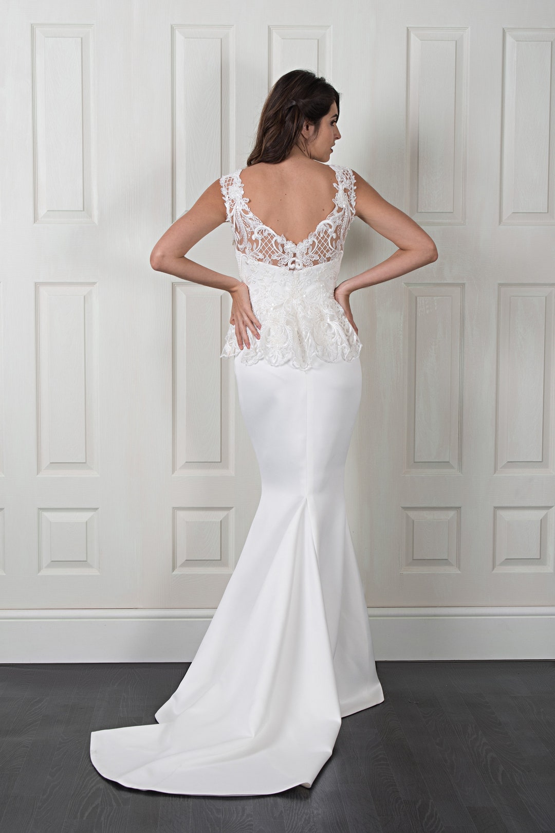 Elegant Fishtail Wedding Dress with Lace: Timeless Bridal Glamour