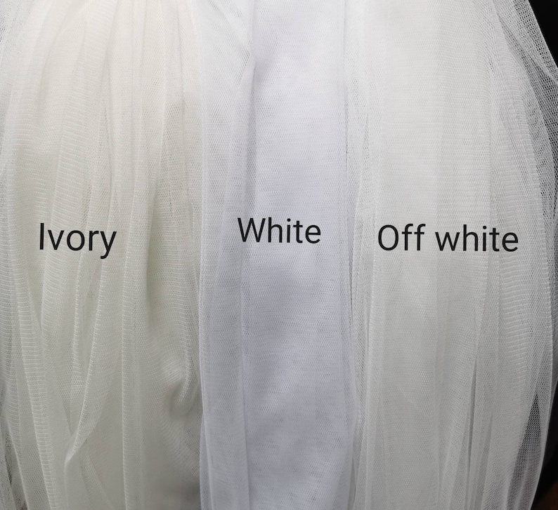 Puede incluir: Primer plano de tres muestras de tejido de tul en marfil, blanco y blanco roto.