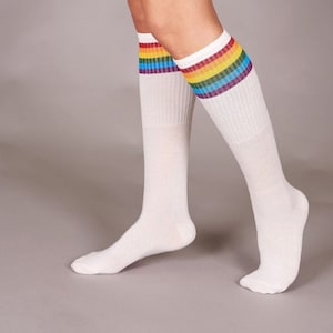 Calcetines hasta la rodilla clásicos de rayas de arcoíris blancos para mujer, calcetines de patinaje, regalo para ella, calcetines de patinaje de algodón de primera calidad, media de regalo, color blanco