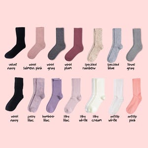 Puede incluir: Una colecci&oacute;n de catorce calcetines en varios colores y texturas, incluyendo azul marino aterciopelado, rosa salm&oacute;n, gris, ciruela, arco&iacute;ris moteado, azul, gris toalla, azul marino de lana, lila difuso, lila bamb&uacute;, lila sedoso, blanco, crema y rosa.