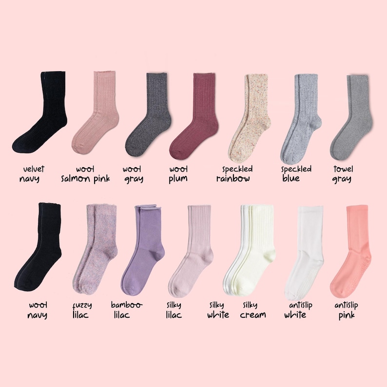 Puede incluir: Una colecci&oacute;n de catorce calcetines en varios colores y texturas, incluyendo azul marino aterciopelado, rosa salm&oacute;n, gris, ciruela, arco&iacute;ris moteado, azul, gris toalla, azul marino de lana, lila difuso, lila bamb&uacute;, lila sedoso, blanco, crema y rosa.
