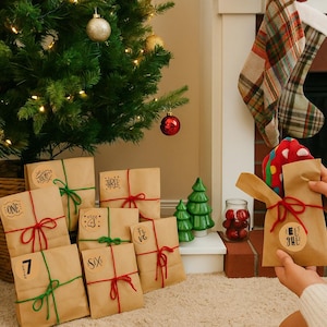 Paquete de calcetines unisex variados, calcetines casuales y divertidos, 12 pares con diseños surtidos, ideales para rellenar calcetines navideños para hombres, regalo para novio, padre o abuelo.