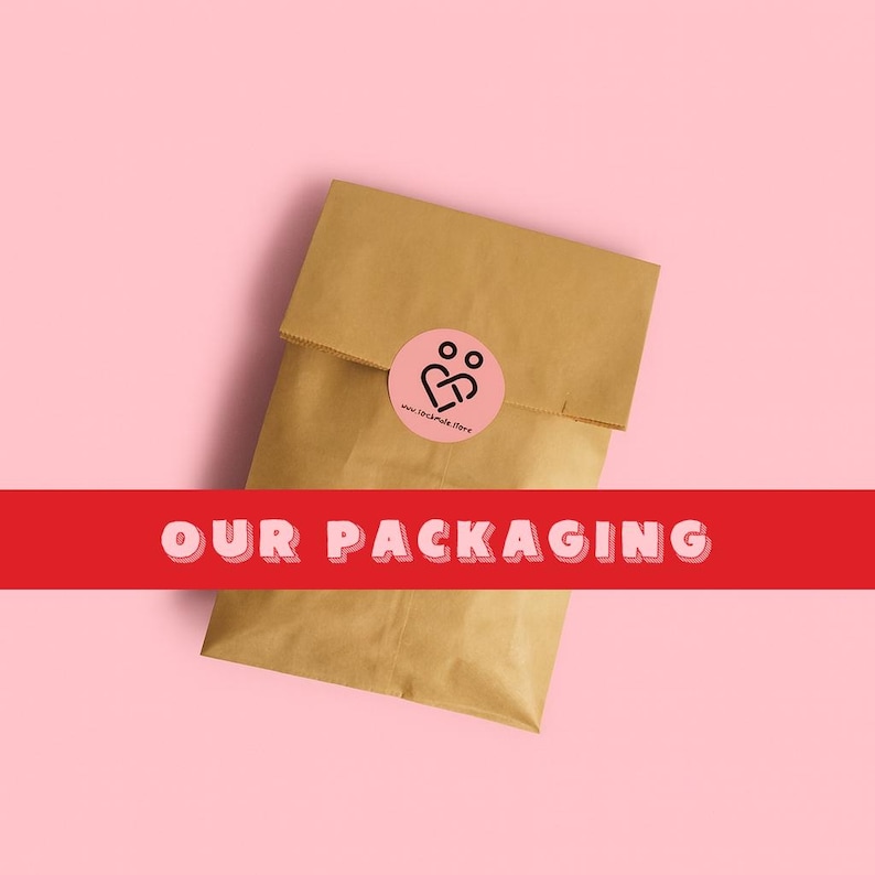 Puede incluir: Un sobre de papel marr&oacute;n sellado con una pegatina redonda de color rosa que presenta un logotipo negro en forma de coraz&oacute;n y el texto www.sockmale.store. Una banda horizontal roja en el centro muestra el texto blanco OUR PACKAGING con sombra.