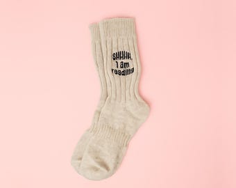 Calzini con la scritta "Shhh, sto leggendo", regalo per lettori, regalo per amanti dei libri del club del libro, ritorno a scuola, calzini per insegnanti, calzini da bibliotecari, calzini da topo di biblioteca