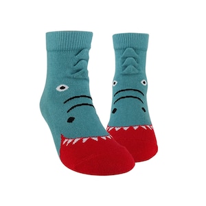 Può includere: Un paio di calzini blu e rossi con un design a forma di viso di squalo. I calzini hanno una bocca rossa con denti bianchi e occhi neri.