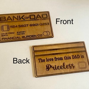 Tarjeta de crédito del Banco de Papá grabada en madera