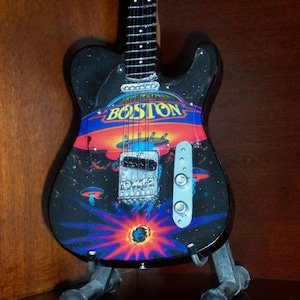 BOSTON Band Mini Gitarre Erinnerungsstücke Free Stand Display Geschenk