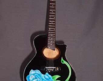 BRET MICHAELS POISON Mini Guitarra Acústica Rosa Recuerdos Soporte de Exhibición Gratis Regalo Arte