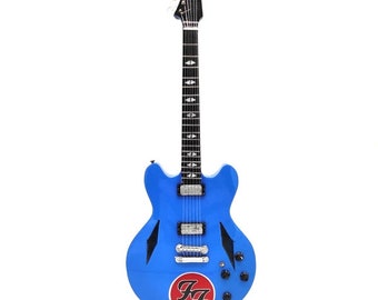 Dave Grohl FOO KÄMPFER Mini Gitarre Erinnerungsstücke Free Stand Display Geschenk Art