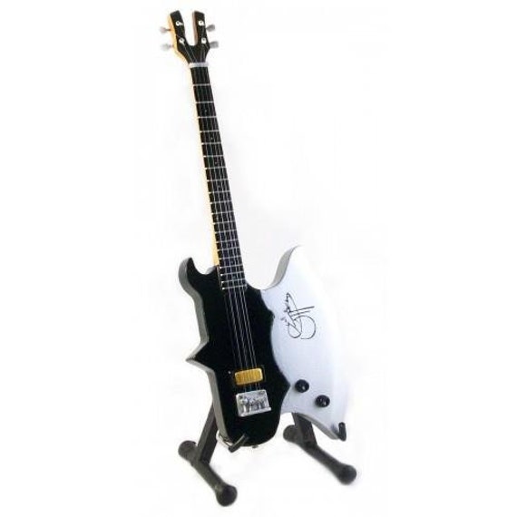 KISS GENE SIMMONS Mini Ax Bass Guitar Memorabilia Free Stand - Etsy España