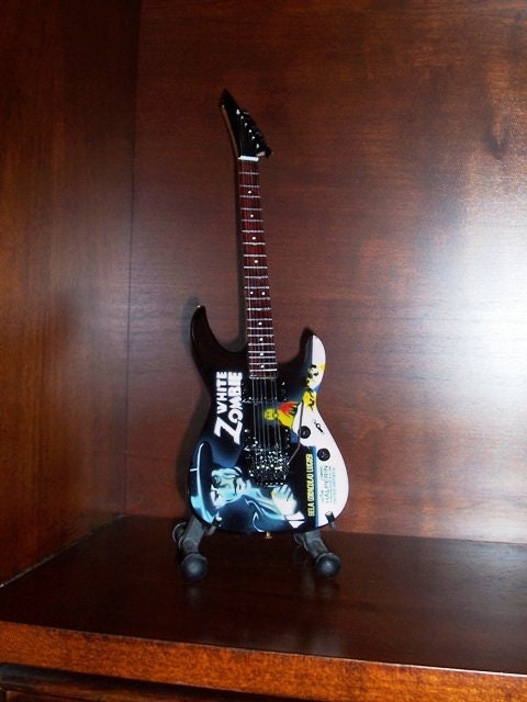 Mini Guitar METALLICA KIRK HAMMETT White Zombie GIFT Memorabilia FREE STAND ART