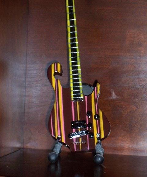 PRIMUS LES CLAYPOOL Mini Regenbogen Bassgitarre Erinnerungsstücke Free Stand Geschenk