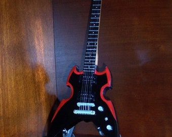 KISS PAUL STANLEY Mini Guitar Memorabilia Free Stand Gift