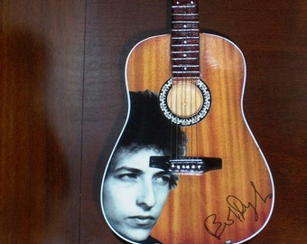 Mini Acoustic Guitar BOB DYLAN Portrait Memorabilia Free Stand Display Gift